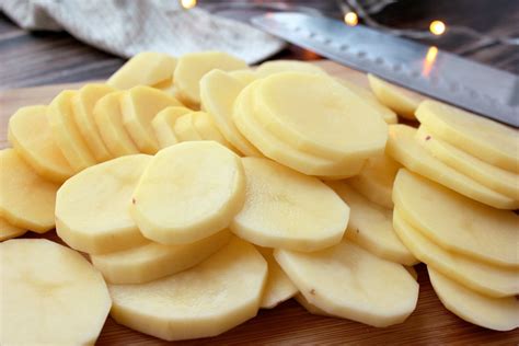 Rodajas finas de papa cortadas para gratinar