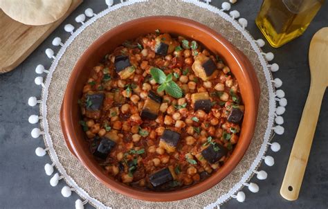 Plato de maghmour servido en una fuente tradicional con pan de pita al lado