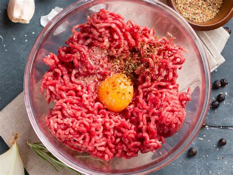 infografía detallada que muestra los ingredientes básicos de una albóndiga: carne picada, huevo, pan rallado y especias