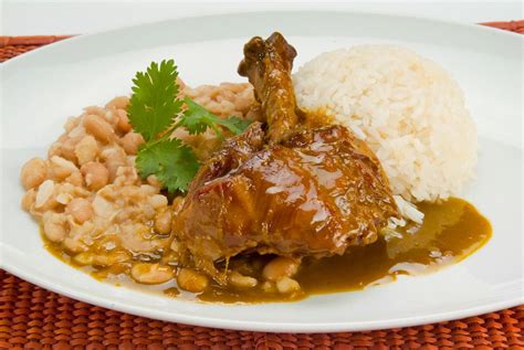 Plato de Seco de Cabrito con arroz, frejoles y yuca