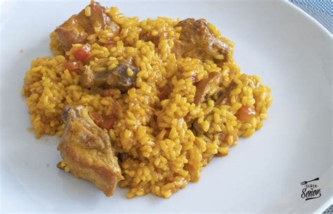 Plato de arroz con costillas de cordero o cabrito