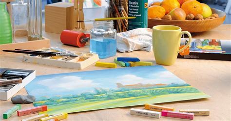 Fotografía de materiales de tiza pastel: barras de colores, difuminos y papel de lija fino