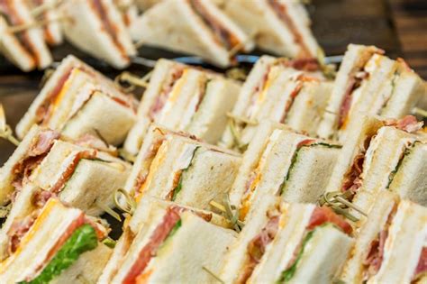 Imagen de varios sándwiches apetitosos, con un enfoque en la frescura y variedad