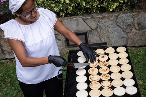 Temático: Mujer preparando arepas en un budare