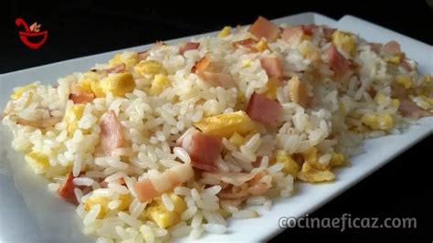 Ingredientes frescos para un arroz con salchichas y huevo