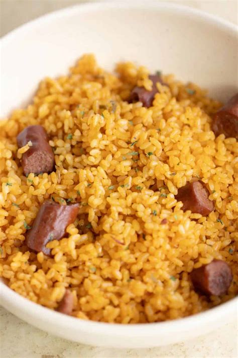 Arroz con salchichas recién cocido en una olla