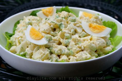 Ensalada de papa cremosa con verduras y huevo