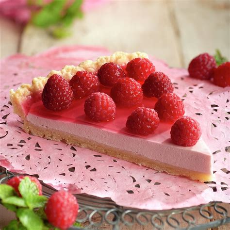 tarta mousse de frambuesa con capas de bizcocho