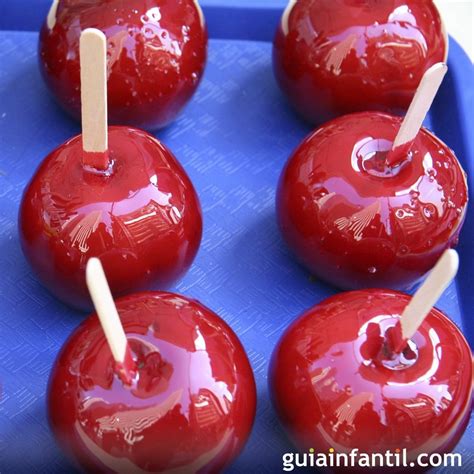 manzanas caramelizadas en un molde