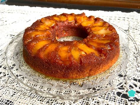 tarta invertida de manzana recién desmoldada