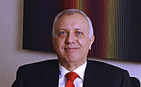 Esquema cronológico de la expansión empresarial de Álvaro Saieh: desde sus inicios en los años 80 hasta la consolidación de CorpGroup y sus sectores estratégicos.