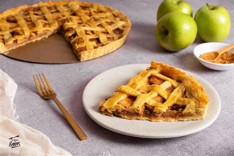 Collage de diferentes tartas y postres de manzana: tarta tatin, apple pie, strudel, empanadillas, crumble.