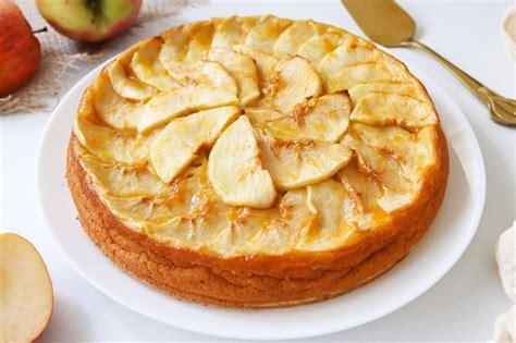 Pincelando las rodajas de manzana de la tarta con mermelada de albaricoque diluida.