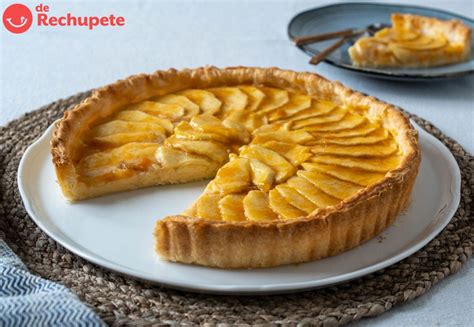 Tarta de manzana con crema pastelera recién salida del horno, con las manzanas doradas y un brillo apetitoso.