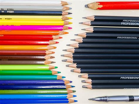 Ilustración comparativa de diferentes tipos y formatos de pasteles: extra blandos, blandos, duros, lápices y Pan Pastels.