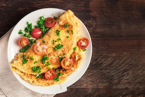 Foto de un omelette de huevo y chorizo servido en un plato