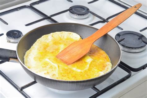 Diagrama de los pasos para hacer un omelette de huevo y chorizo
