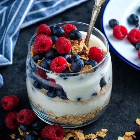 Imagen de un bol de yogur con avena, frutos rojos y granola