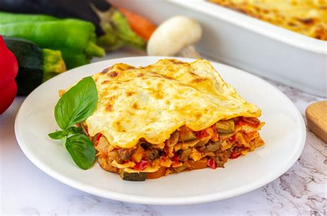 Lasaña de verduras con queso de cabra, gratinada y lista para servir