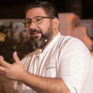Chef Juan García y el presentador discutiendo sobre migración y cocina