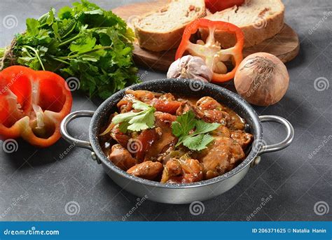 Plato de ganso estofado tradicional con hierbas