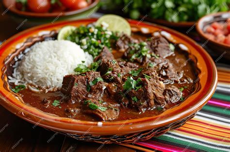 Plato de ganso estofado estilo Chongqing con chiles y especias