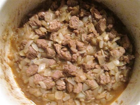 Cacerola con pino de carne y cebolla preparándose