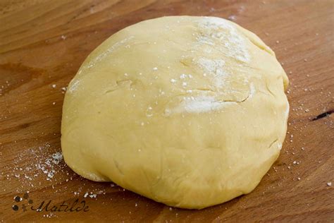 Masa de empanada refrigerada, lista para ser estirada.