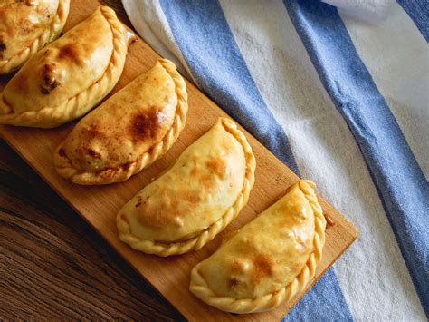 Empanadas de manzana doradas y crujientes saliendo del horno.