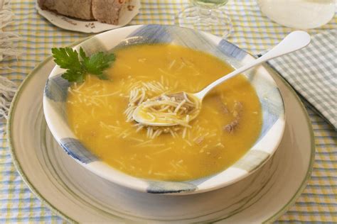 Fotografía de un plato humeante de Sopa de Choclo con ingredientes frescos.