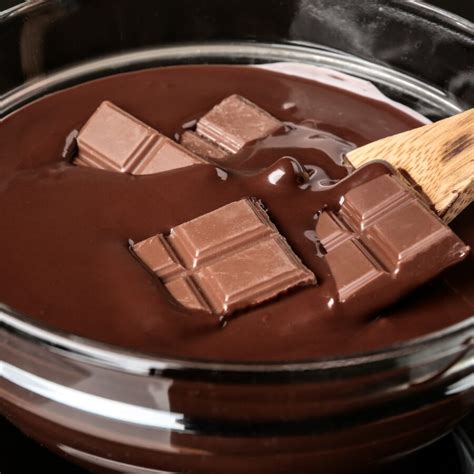 Proceso de derretir chocolate y mezclar con crème fraîche para hacer ganache