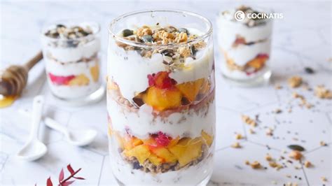 Ilustración de los ingredientes frescos para el parfait: mangos maduros, crema de coco, yogur griego, granola y hojas de menta.