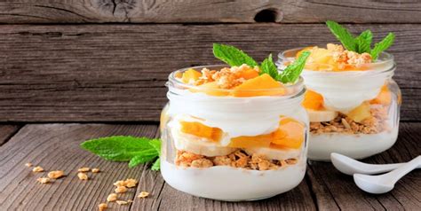 Infografía comparando el parfait de mango con otras opciones de postres similares, destacando ingredientes y texturas.