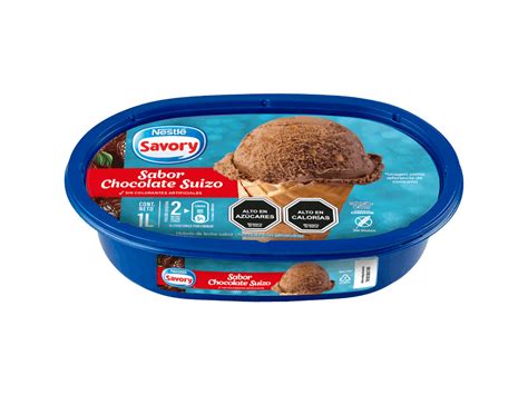 Una imagen de primer plano del bombón de helado Savory de frambuesa, mostrando la cobertura de chocolate amargo y el interior de helado de fruta.