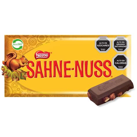 Una infografía mostrando la variedad de productos de SAHNE NUSS y LA CREMERÍA®, con énfasis en los bombones de frambuesa.