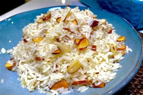 Esquema visual de los pasos: lavado del arroz, tostado de almendras y reposo con paño