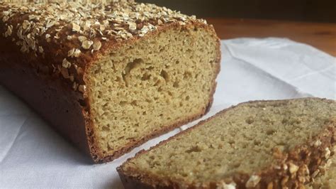 Fotografía de un pan de molde integral sin gluten, recién horneado y cortado en rebanadas.