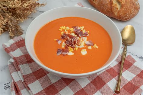Imagen de un plato de salmorejo y otro de migas