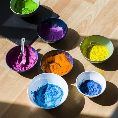 Esquema visual que muestra los materiales básicos: azúcar, colorantes, moldes y herramientas de modelado.