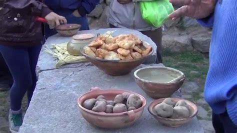 Ilustración de arcilla comestible con papas cocidas en el altiplano peruano