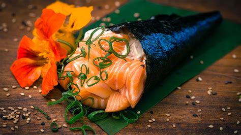 Ilustración de un temaki sushi en forma de cono con sus ingredientes visibles