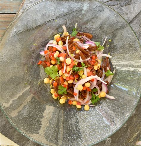 Fotografía gastronómica de una ensalada fresca a base de cochayuyo y vegetales.
