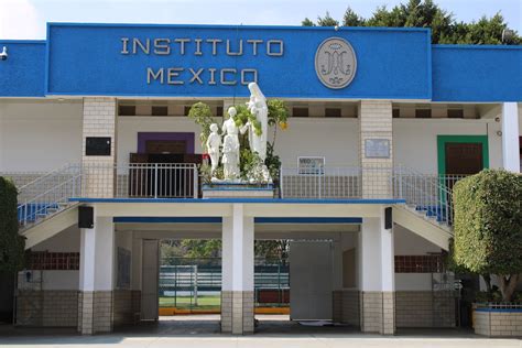 Imagen de la fachada del Instituto Nacional con estudiantes.