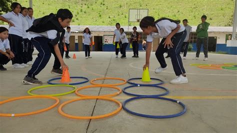 Fotografía de estudiantes participando en una actividad deportiva.