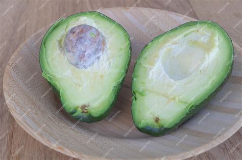 Primer plano de un aguacate cortado, mostrando la pulpa y la semilla
