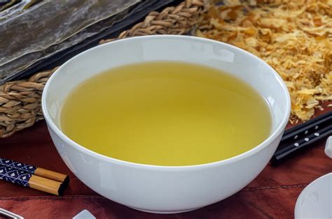 Esquema de los ingredientes básicos para preparar el caldo dashi japonés