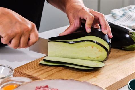 Berenjenas cortadas en láminas, listas para cocinar