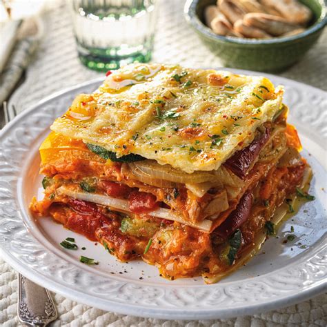 Lasaña con capas de pasta, verduras y salsas