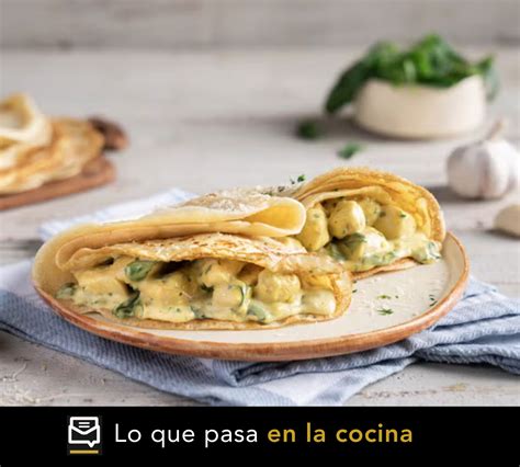 Plato de crepes de pollo y queso servidas, con un primer plano del relleno.