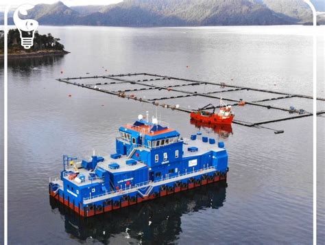 Foto de un pontón modernizado atracado o en operación en un centro de cultivo de salmones